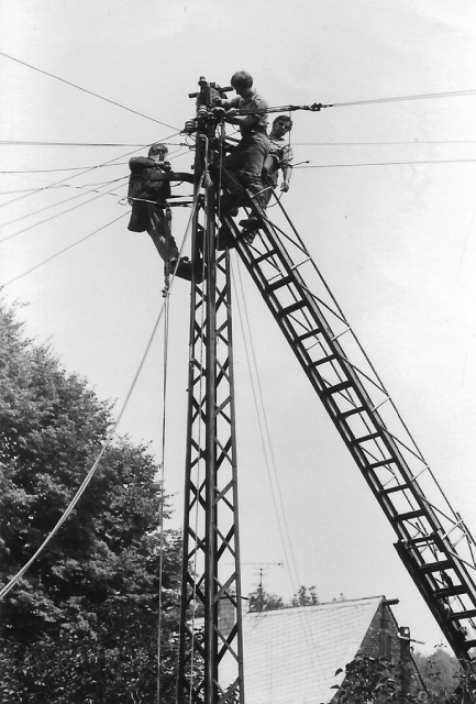auf den Strommasten Energieversorgung Aue Schwarzenberg Erzgebirge 1973